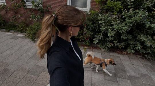 Vrouw loopt met haar hondje.