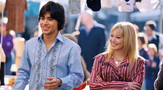 Jongen en meisje kijken glimlachend. Scène uit de The Lizzie Mcguire Movie