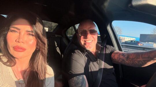 Andy en Melisa poseren voor een selfie.