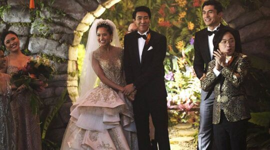 Een bruidspaar bij het altaar.