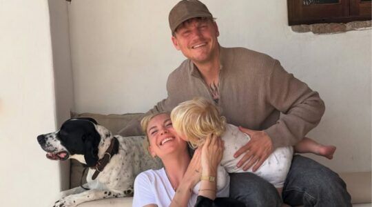 Kaj Gorgels, Jessie Jaz Vuijk en hun kindje Xavier poseren samen met hun hond voor een foto.