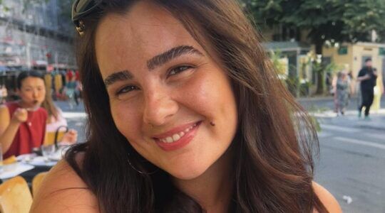 Julia Heetman poseert voor een foto.