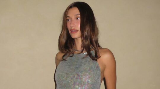 Hailey Bieber poseert voor een foto.