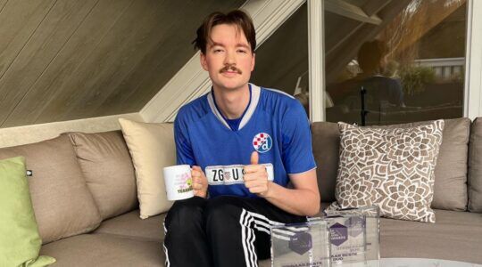 Bram Krikke poseert voor een foto.