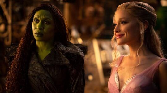 Cynthia Erivo als Elphaba en Ariana Grande als Glinda in Wicked.