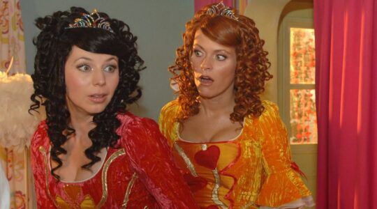 Scène uit K3 en de Kattenprins. Kristel en Karen kijken geschokkeerd.