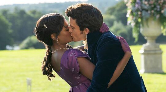 Jonathan Bailey als Anthony Bridgerton, Simone Ashley als Kate Sharma zoenend in"Bridgerton".