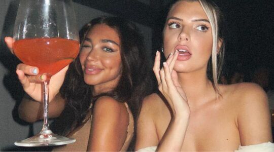 Twee meiden proosten.