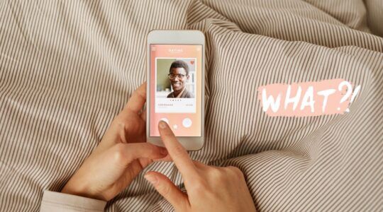 Iemand is aan het swipen op een datingapp.