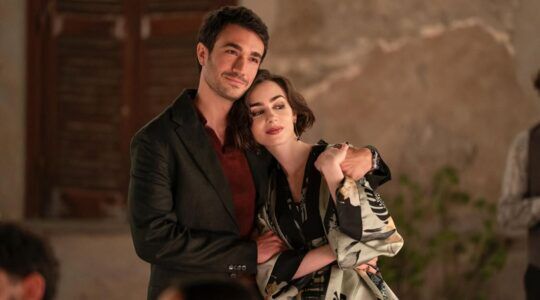 Emily uit Emily in Paris knuffelt met haar vriend.