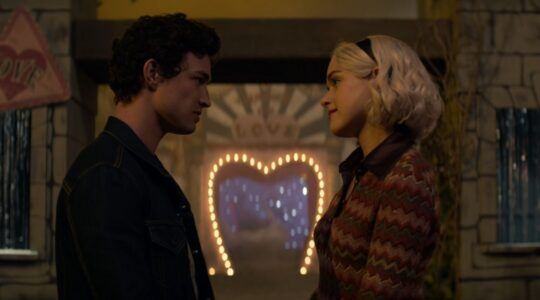 Nick en Sabrina voor de liefdestunnel in