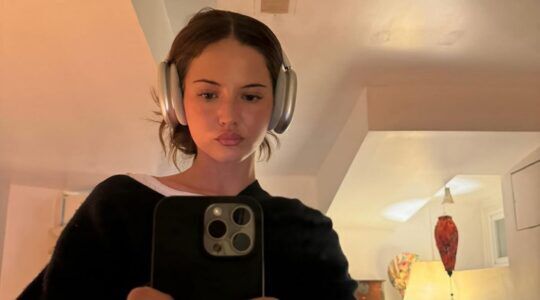 Meisje met koptelefoon op.