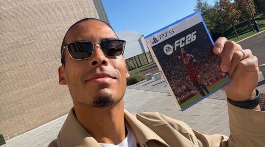 Virgil van Dijk houdt het nieuwe FIFA-spel vast.