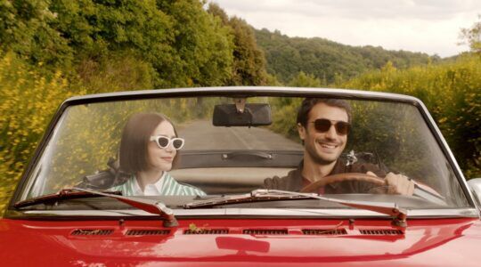 Een koppel zit in de auto samen.