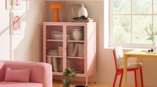 Een roze vitrinekast.