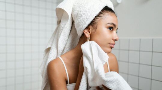 Een vrouw komt net uit de douche.
