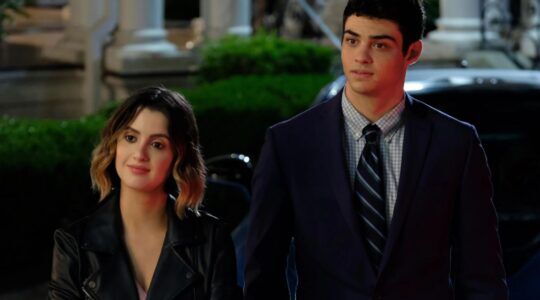 Meisje en jongen staan buiten naast elkaar.