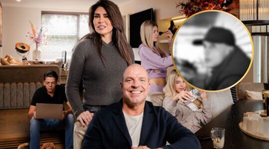 Foto van het gezin van Andy en Melissa met een wazige foto van de biologische vader van hun zoontje Nino.