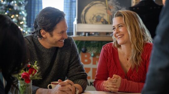 Een koppel lacht naar elkaar tijdens de feestdagen.