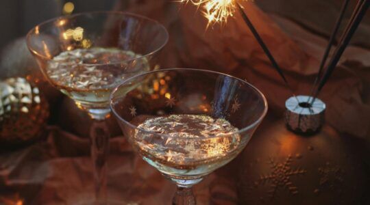 Twee glazen champagne op tafel.