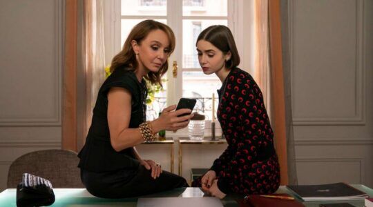 Emily uit Emily in Paris swiped met Sylvie op haar telefoon.