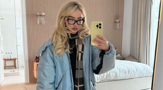 Sabrina Carpenter poseert voor een selfie.