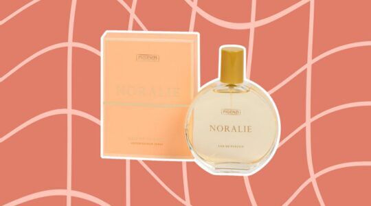 Foto van pafrum van Action, genaamd: Figenzi Noralie. De parfum is geplakt op een grafische achtergrond.