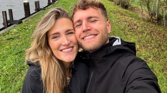 Suzan en Freek poseren voor een selfie.