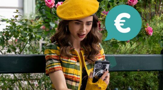 Emily uit Emily in Paris kijkt naar haar telefoon met het logo van Tikkie op de achtergrond.