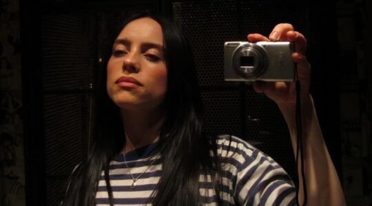 Billie Eilish poseert voor een foto.