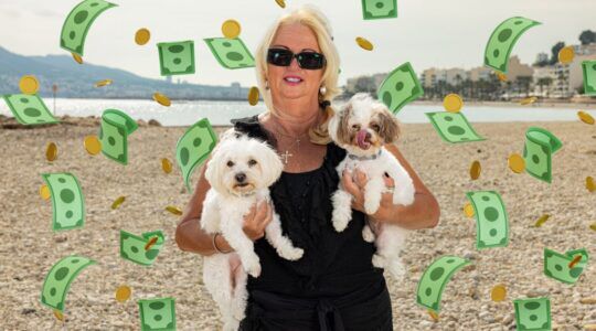 Monique Hansler met twee hondjes.