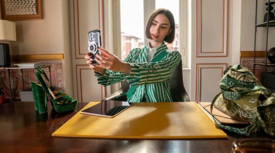 Jonge vrouw met een bob, maakt een selfie.