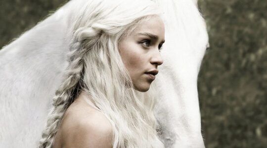 Foto van Emilia Clark in de serie: Game of Thrones.