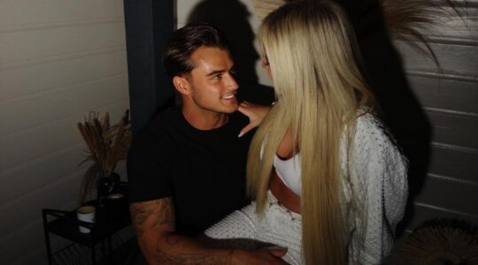 Chanel zit op de schoot van Junior.