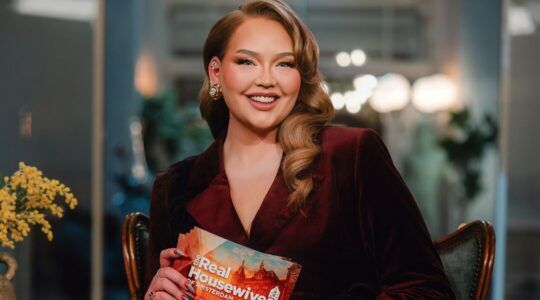 Nikkie de Jager presenteert de reünie van The Real Housewives of Amsterdam.