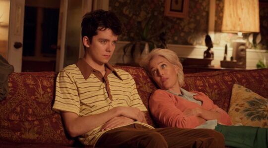 Otis met zijn moeder op de bank.