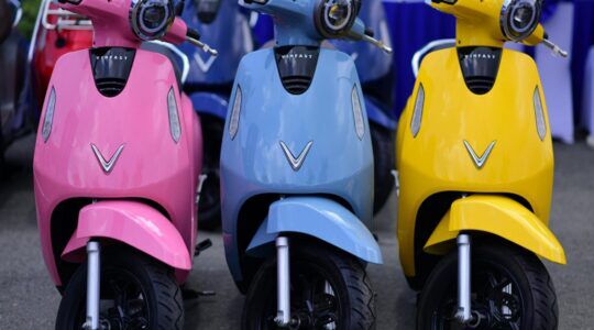 Drie scooters naast elkaar.