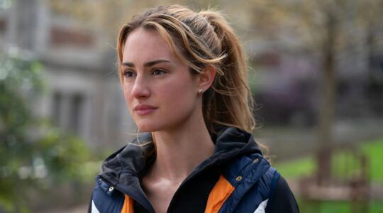 Een jonge vrouw rent door een park.