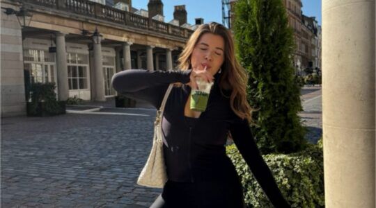 Jade Anna drinkt matcha.