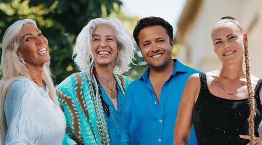 Caroline, Nisha Tara, Timothy en Eline in B&B Vol Liefde.