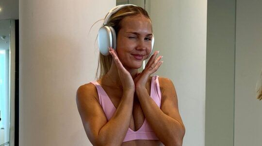 Een influencer staat in de sportschool.