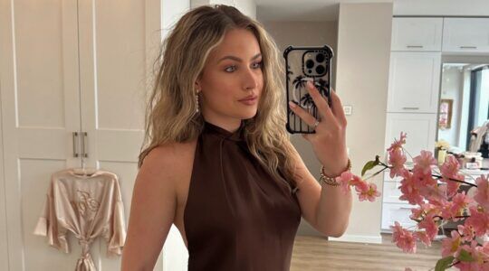 Joy Bosz die een spiegelfoto maakt in een jurk.