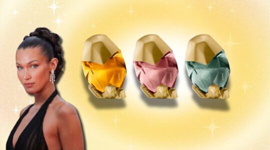 Bella Hadid met haar parfums.