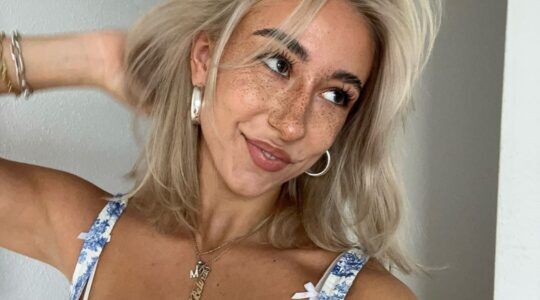 Selfie van meisje met blond haar en sproetjes.