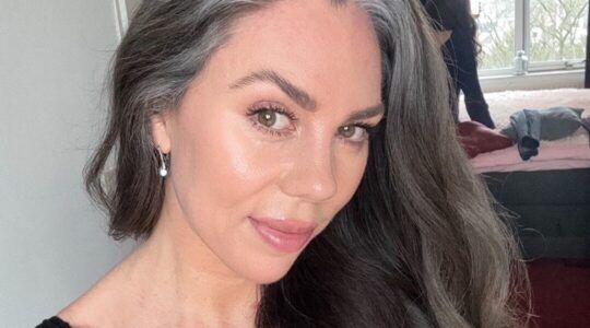 Een vrouw die poseert voor een selfie.