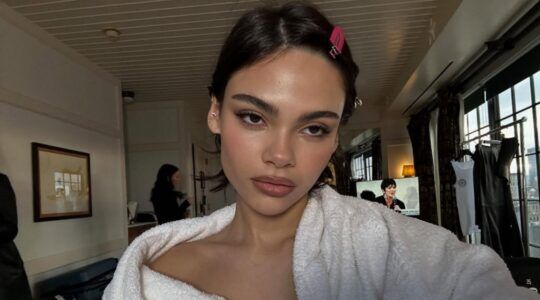 Ariana Greenblatt poseert voor een selfie.