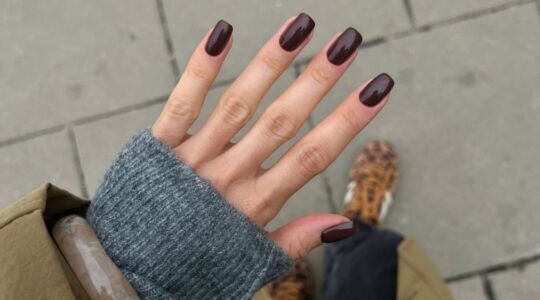 Een influencer poseert voor een foto van haar nagels.