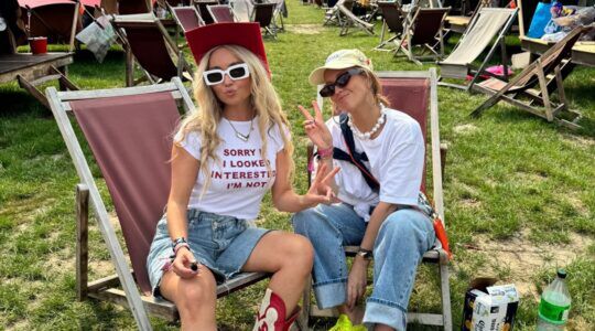 Twee meiden op de camping van Lowlands.