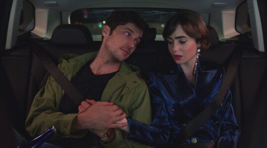 Twee mensen zitten naast elkaar in de auto.