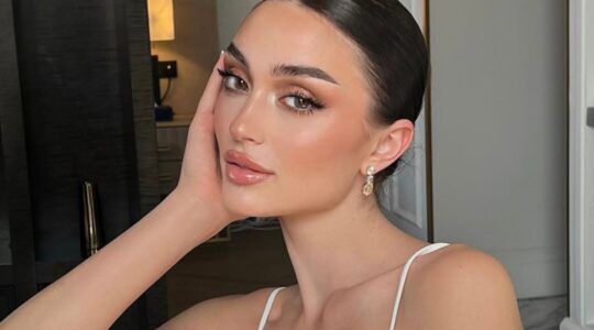 Vrouw met een full-face vol make-up.